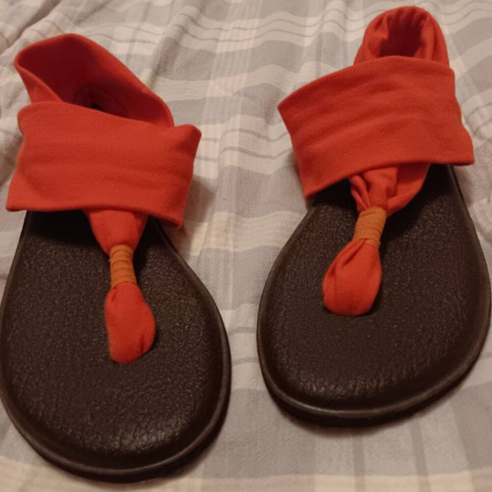 Sanuk flip flops size 7